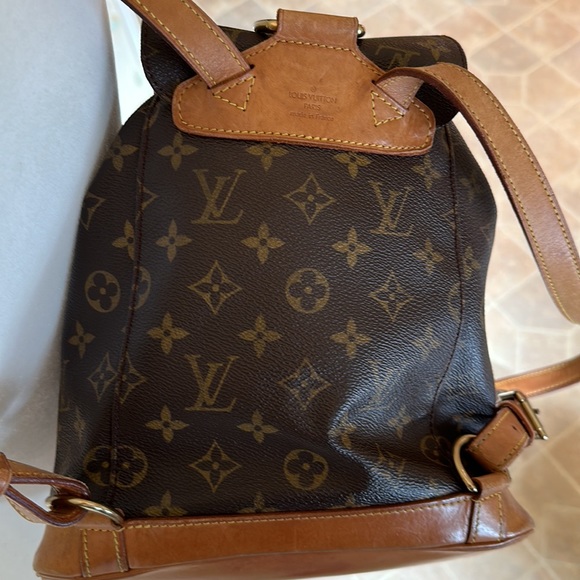 Louis Vuitton Montsouris MM - Picture 11 of 15